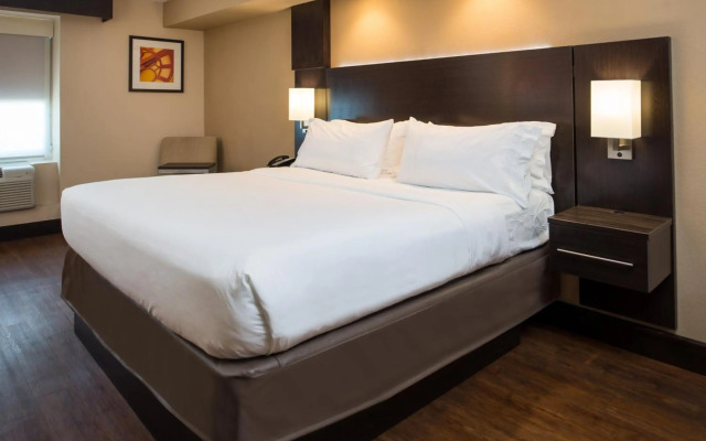 Holiday Inn Express & Suites San Antonio Medical-Six Flags by IHG
