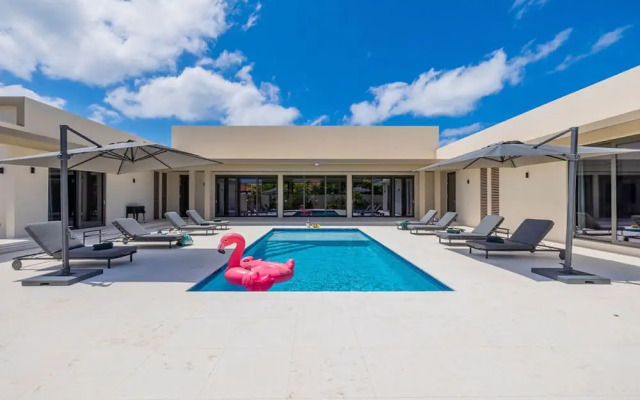 New Designer Villa King Beds Pool Near Beach
