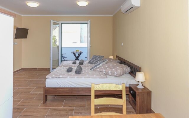 Nice Apartment in Kastel Stari With Wifi