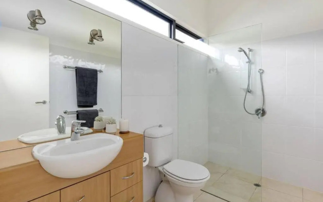 Sea Haven: coastal views, family retreat