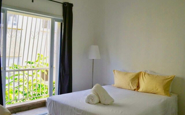 5Min from Gordon Beach Design for 6 TL10