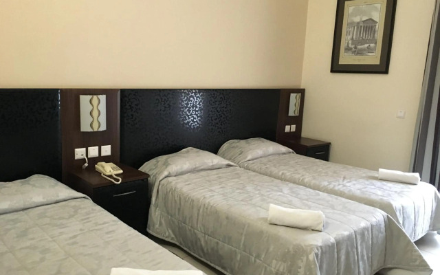 Grand Harbour Hotel