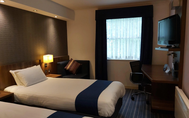 Holiday Inn Express London Gatwick - Crawley by IHG