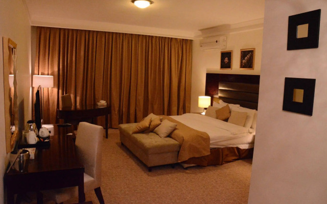 Sandy Le Oriental Hotel
