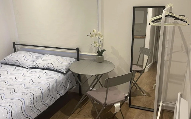 Charming Studio in London - 1 Person Only