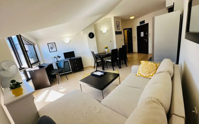 Central Art Apartment in Bansko With Mountain View