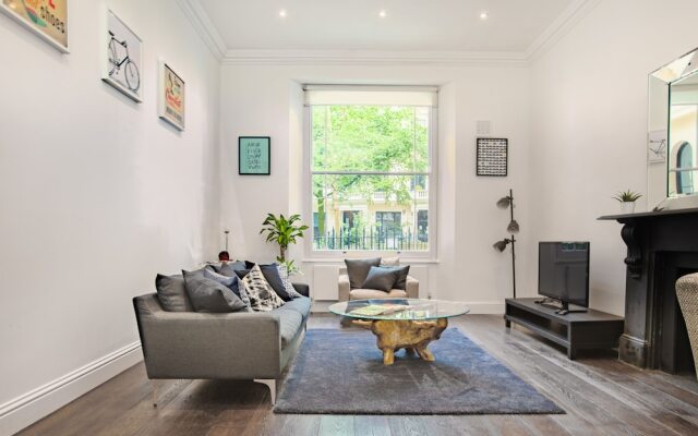 2 Bdr Queens Gardens by the Residences