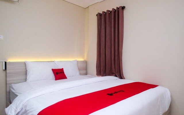 RedDoorz Plus near RS JIH Solo