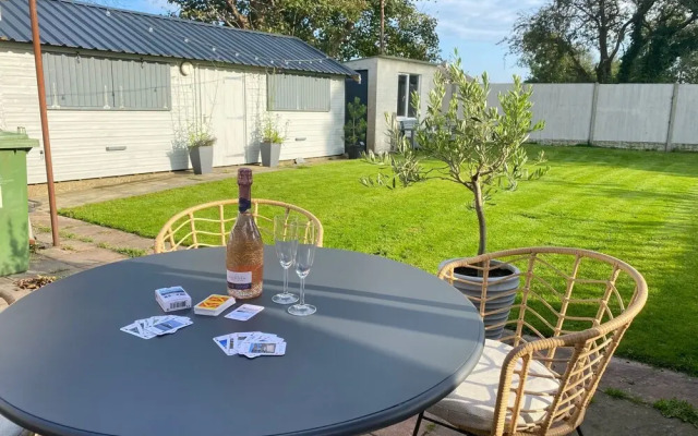 Anglesey Retreat - 2 Beds - Sleeps 3 - Parking