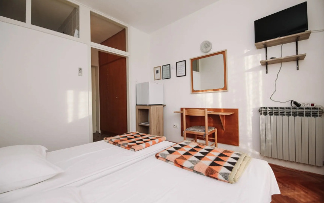 Apartments & Rooms Peranic