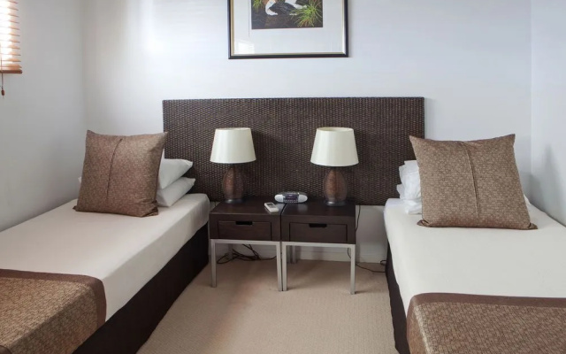 Waters Edge Aparments – Guest Rooms – Cairns