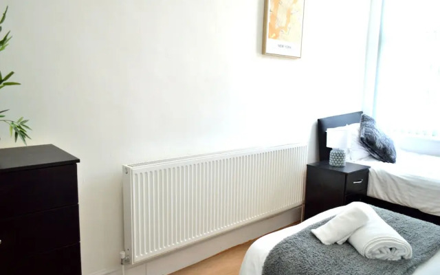 Beautiful Two-bed Apartment With Driveway Parking