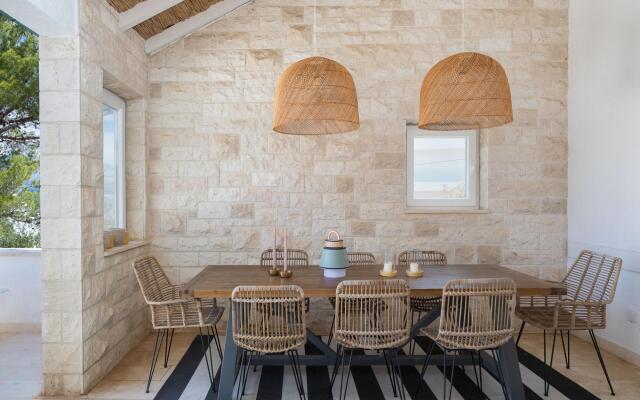Sina in Splitska with 4 bedrooms and 3 bathrooms