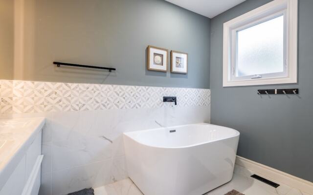 Cheerful 3 bedroom w/ indoor fireplace in Toronto - 02 free parking