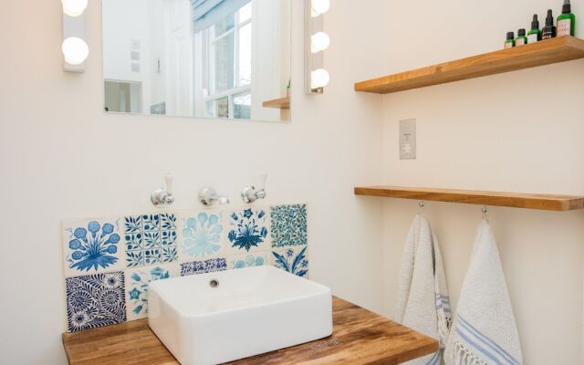 3 Bedroom Family Home Sleeps 6 in Camden
