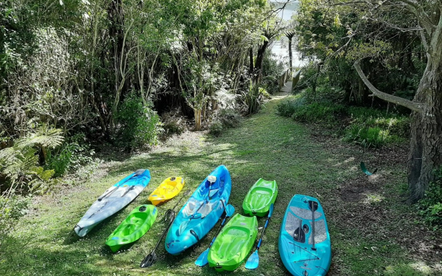 Mahakipawa Waterfront Hideaway - Belvue Bay Holiday Home