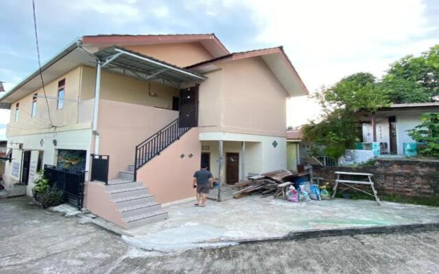 SPOT ON 91616 Kharisma Guest House