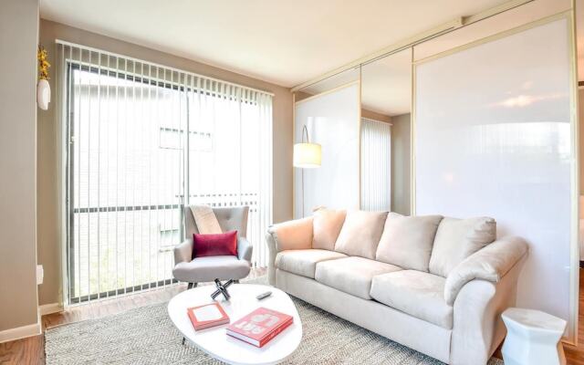 Plano Beautiful Studio Apartment