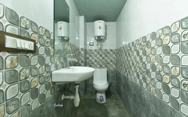 Queens Hub Hotel by OYO Rooms