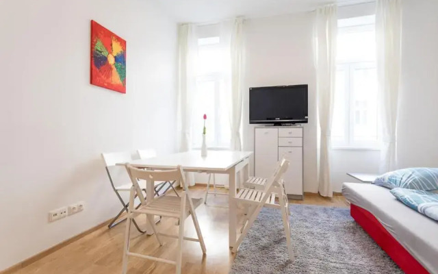 Bright Red Heart Apartment in Leopoldstadt