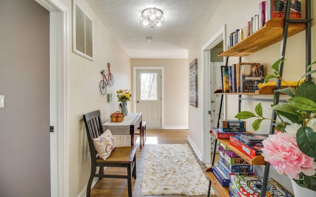Homey Luray Cabin w/ Fire Pit & Deck!