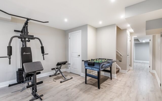 GLOBALSTAY. Modern Lake Ontario Townhomes