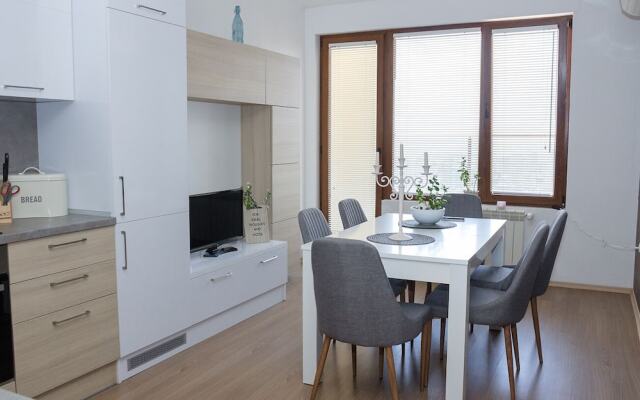 FM Luxury 1-BDR Apartment  with Terrace