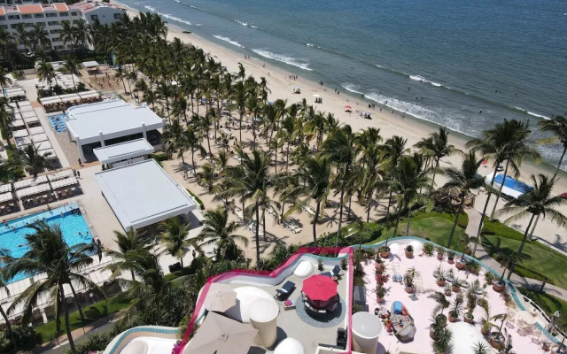 Ocean Front Penthouse Pool Sleeps 8 People