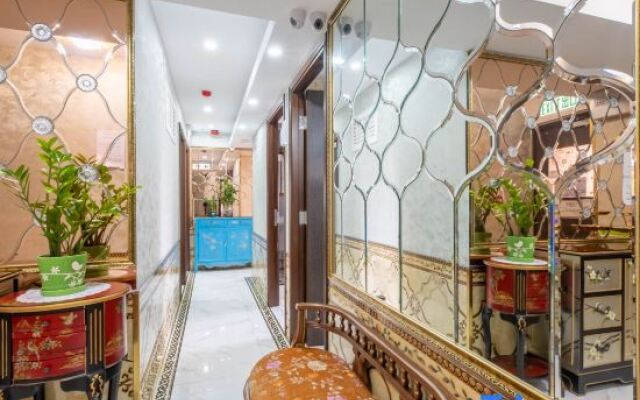 Sky Inn(Tsim Sha Tsui B1 Exit 20m)