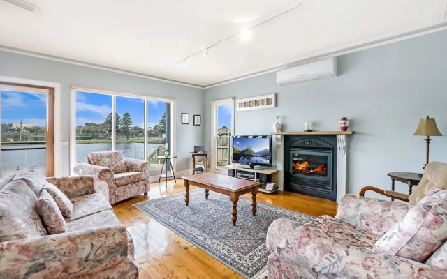 River Charm Apartment