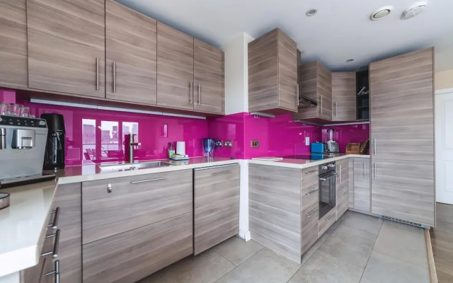 Cosy 2-bed Poplar Flat w/ City Views