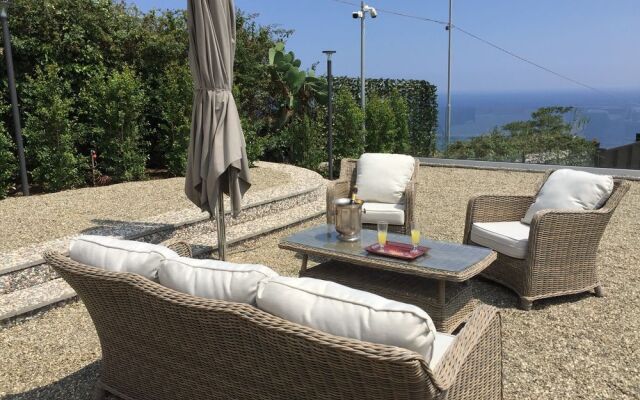 Collina House