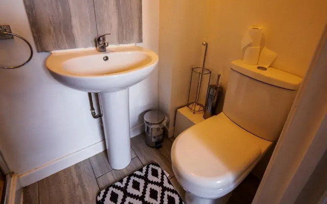 Ensuite1 Woodhouse private bath 2kitchen