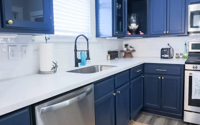 Vibrant Bungalow 2 Minutes to the Beach