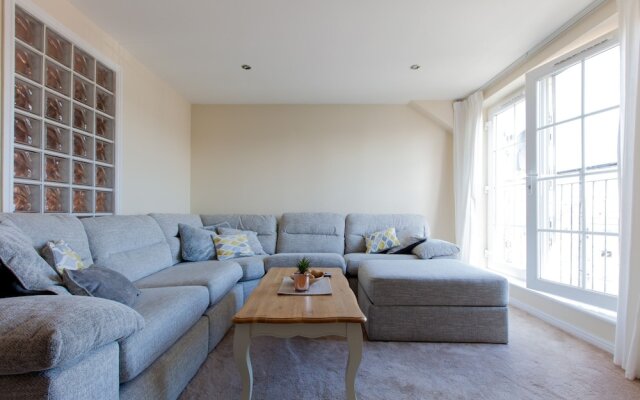 Park & Play! Superb Flat W/parking Near Shore