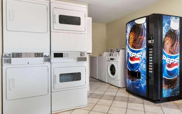 Super 8 by Wyndham Findlay