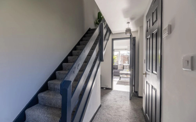 Modern 3 Bed House-free Parking