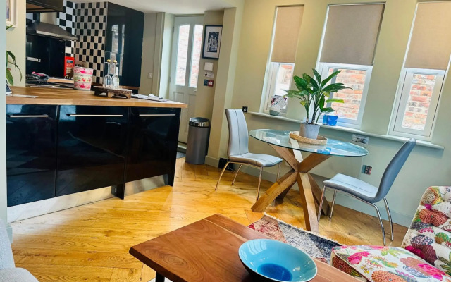 Easy Walk City Centre Flat with Free Parking