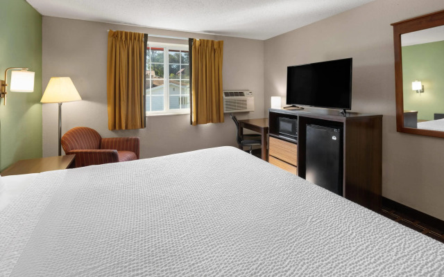 Super 8 by Wyndham Winona MN