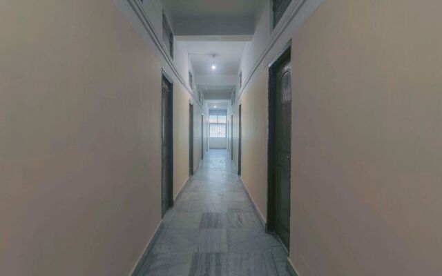 OYO 23373 Hotel Midline