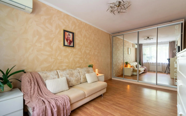 Bon voyage на улице Судакова