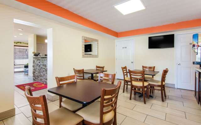 Econo Lodge Near Motor Speedway