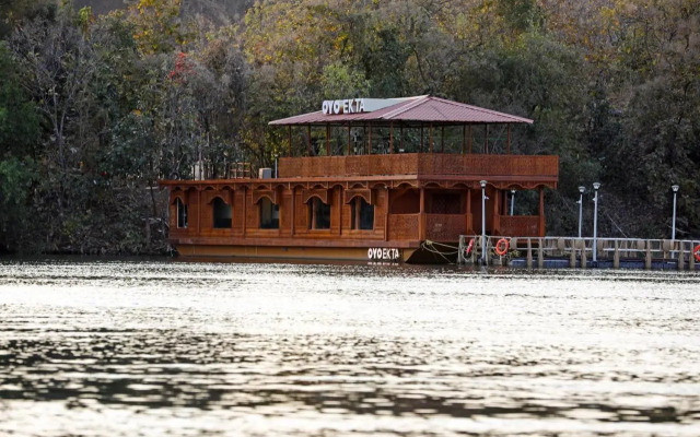 OYO EKTA Houseboat
