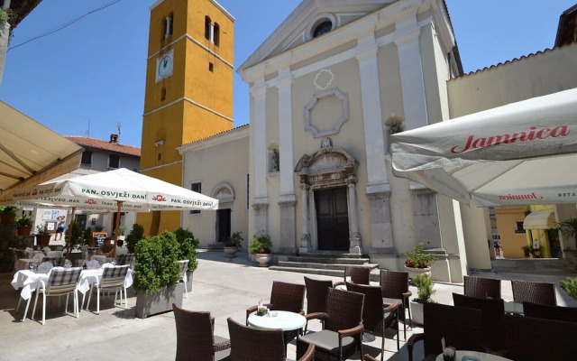 Laurus Tuli Evica in Tuli Evica