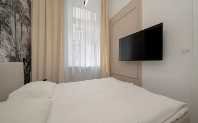 Cozy Apartment for 8 by Renters