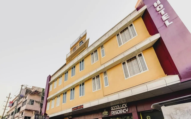 OYO 14174 Good Luck Residency Hotel