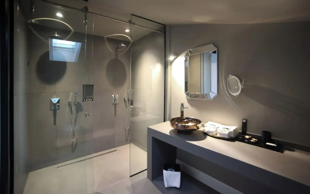 39 Kalamis Marina Hotel