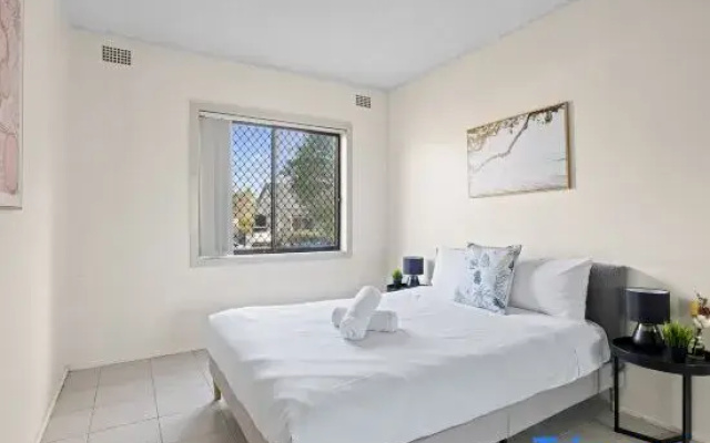 Well-Located 2BR Apartment in Auburn – Walk to Station & Shops