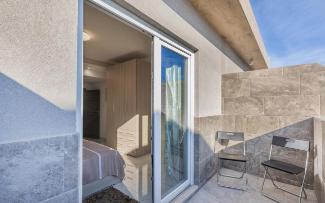 STYLISH 2-Bedroom Penthouses - Terrace with Views