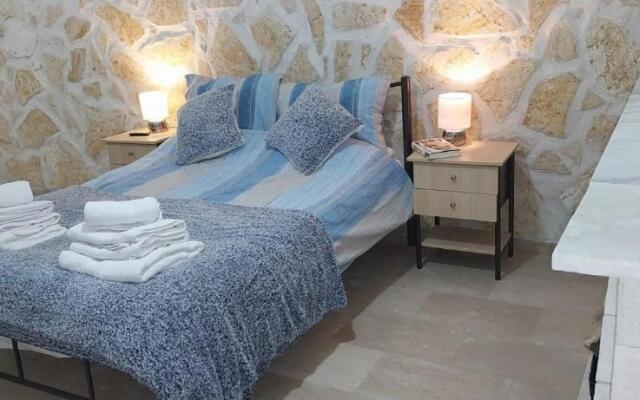 Lovely Studio in Strinilas With its own Pool